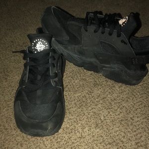 Black Nike Huaraches